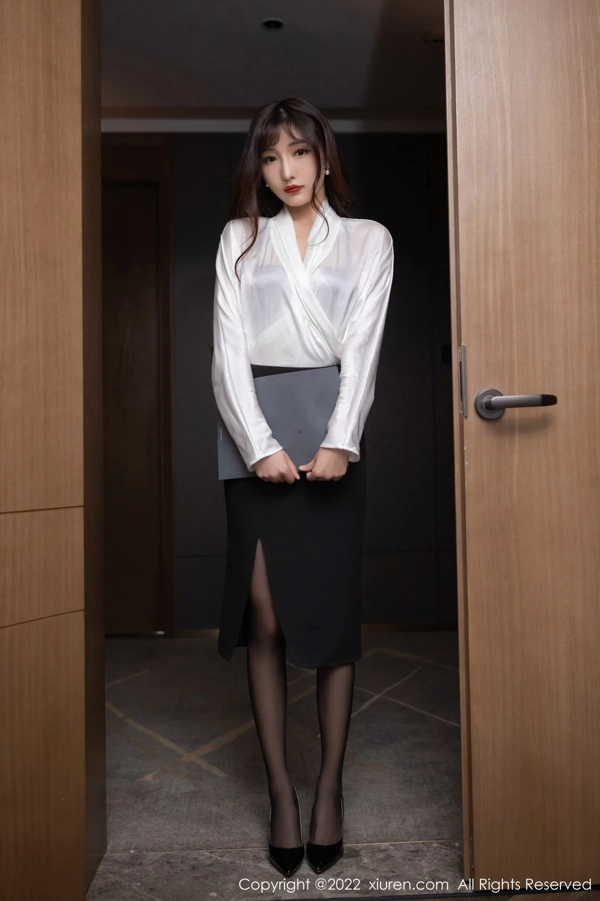 [[XiuRen秀人网]秀人网]No.5564_模特陆萱萱性感白T配短裙半脱露紫色蕾丝内衣超薄黑丝诱惑写真80P