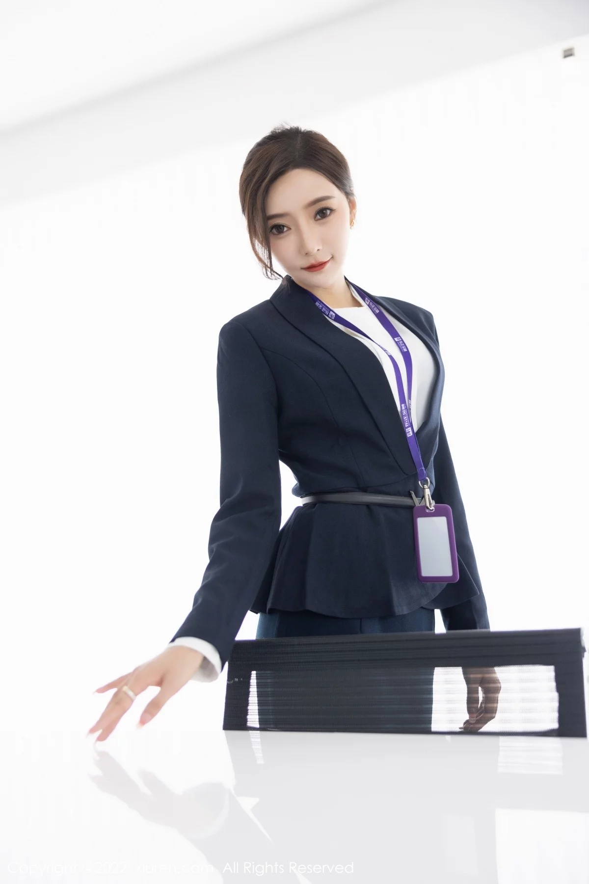 [[XiuRen秀人网]秀人网]No.5563_女神王馨瑶yanni脱OL职业装露性感灰色内衣配超薄黑丝诱惑写真80P