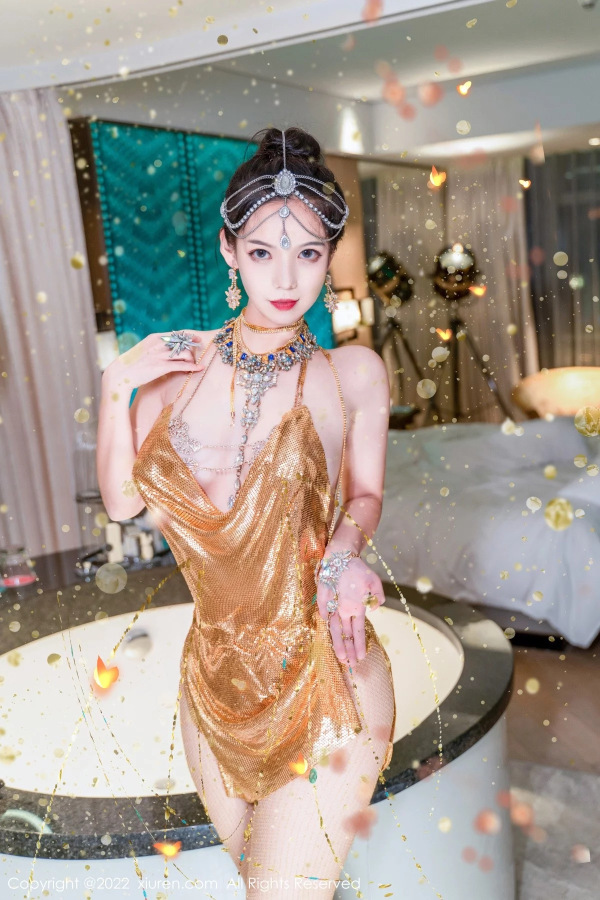 [[XiuRen秀人网]秀人网]No.5559_模特大美妞儿黄金甲主题性感情趣吊带真空秀豪乳翘臀诱惑写真62P