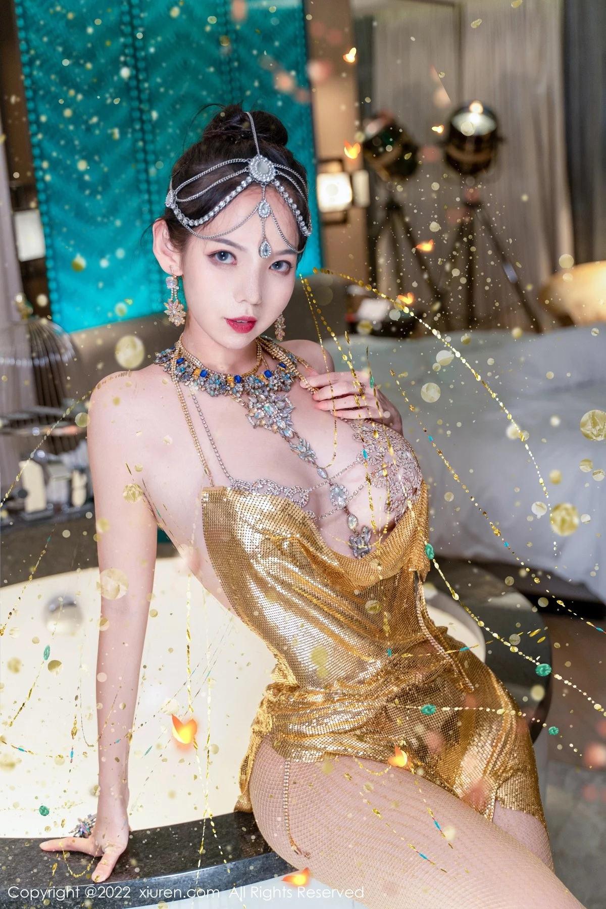 [[XiuRen秀人网]秀人网]No.5559_模特大美妞儿黄金甲主题性感情趣吊带真空秀豪乳翘臀诱惑写真62P