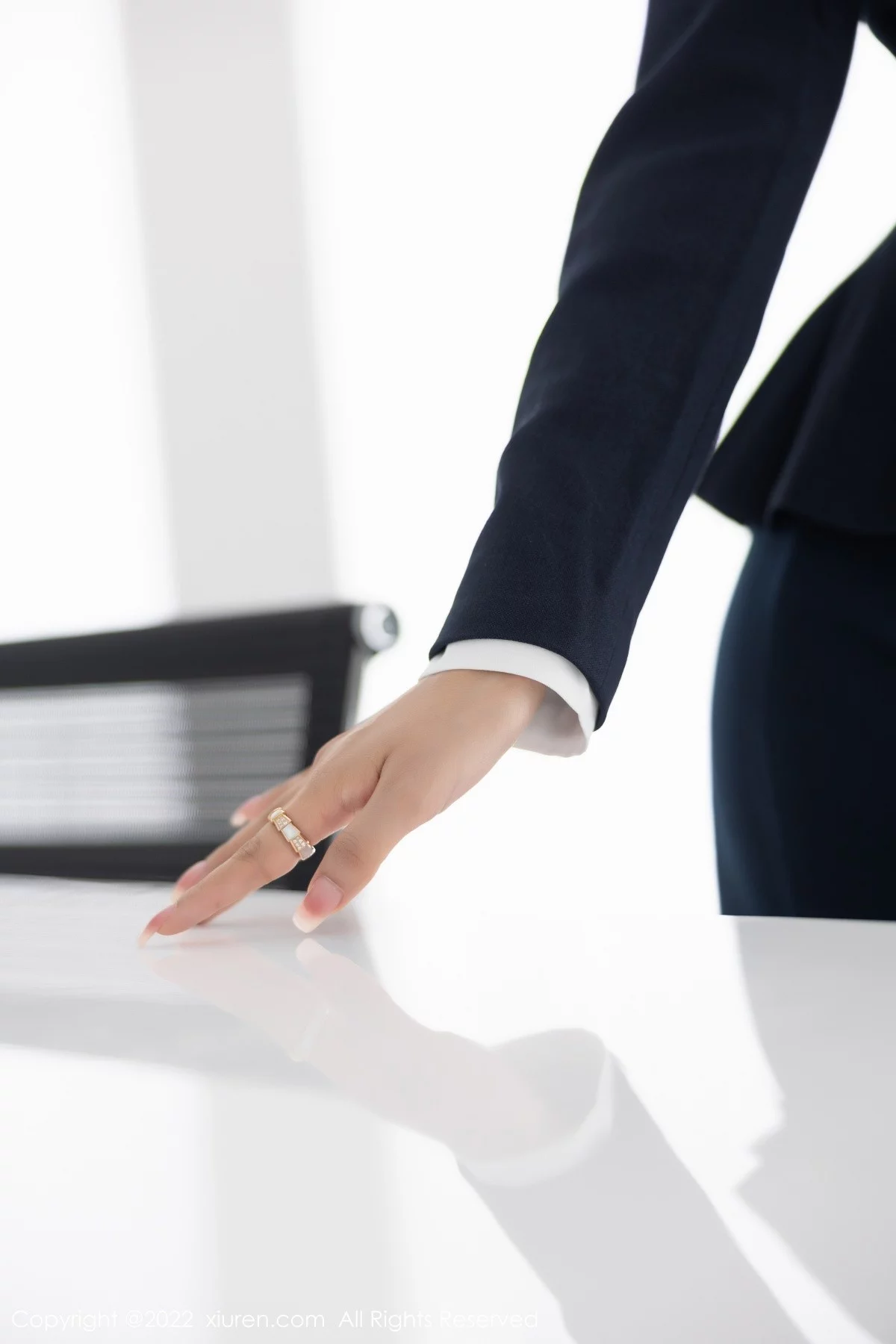 [[XiuRen秀人网]秀人网]No.5563_女神王馨瑶yanni脱OL职业装露性感灰色内衣配超薄黑丝诱惑写真80P