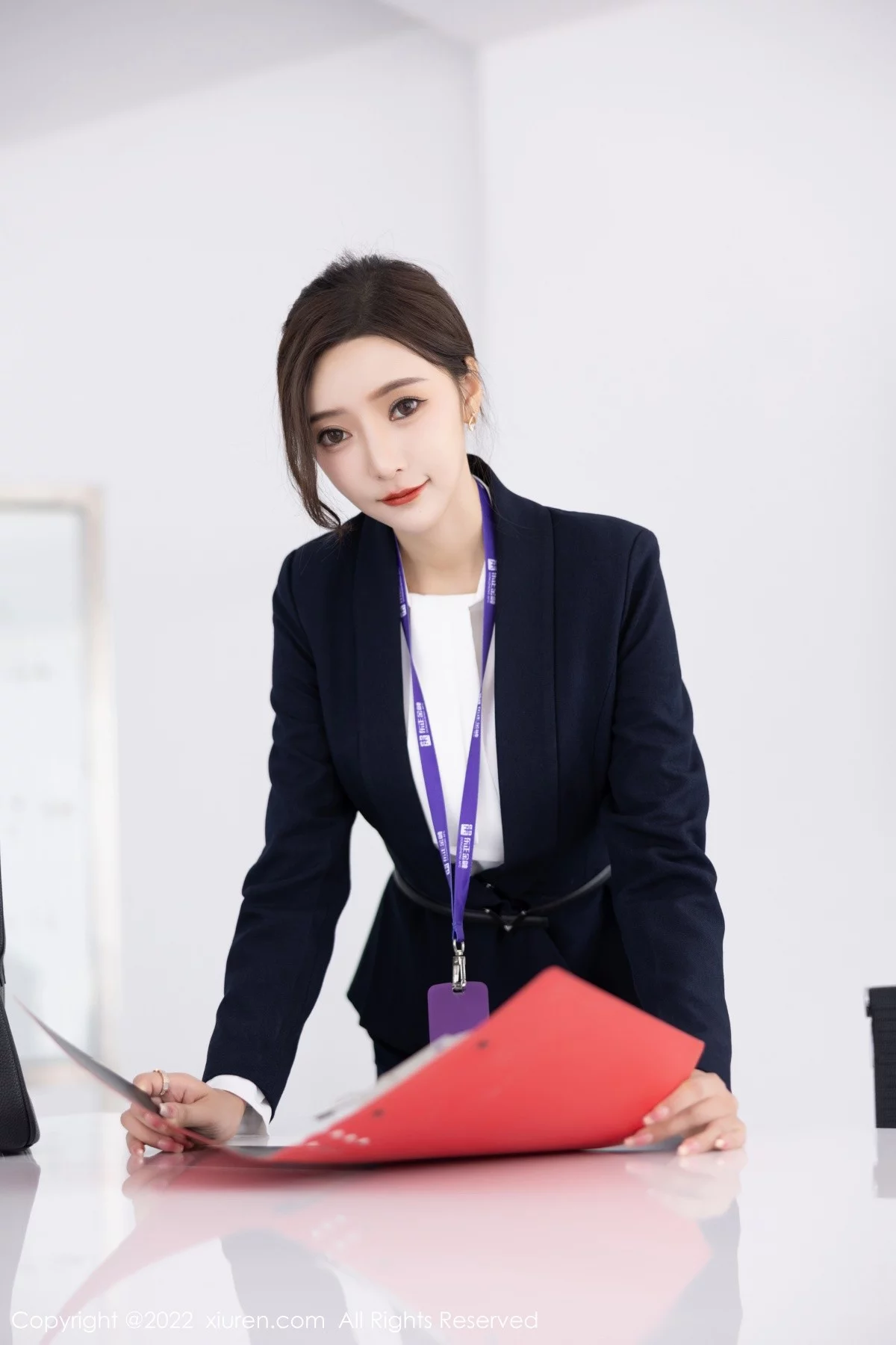 [[XiuRen秀人网]秀人网]No.5563_女神王馨瑶yanni脱OL职业装露性感灰色内衣配超薄黑丝诱惑写真80P