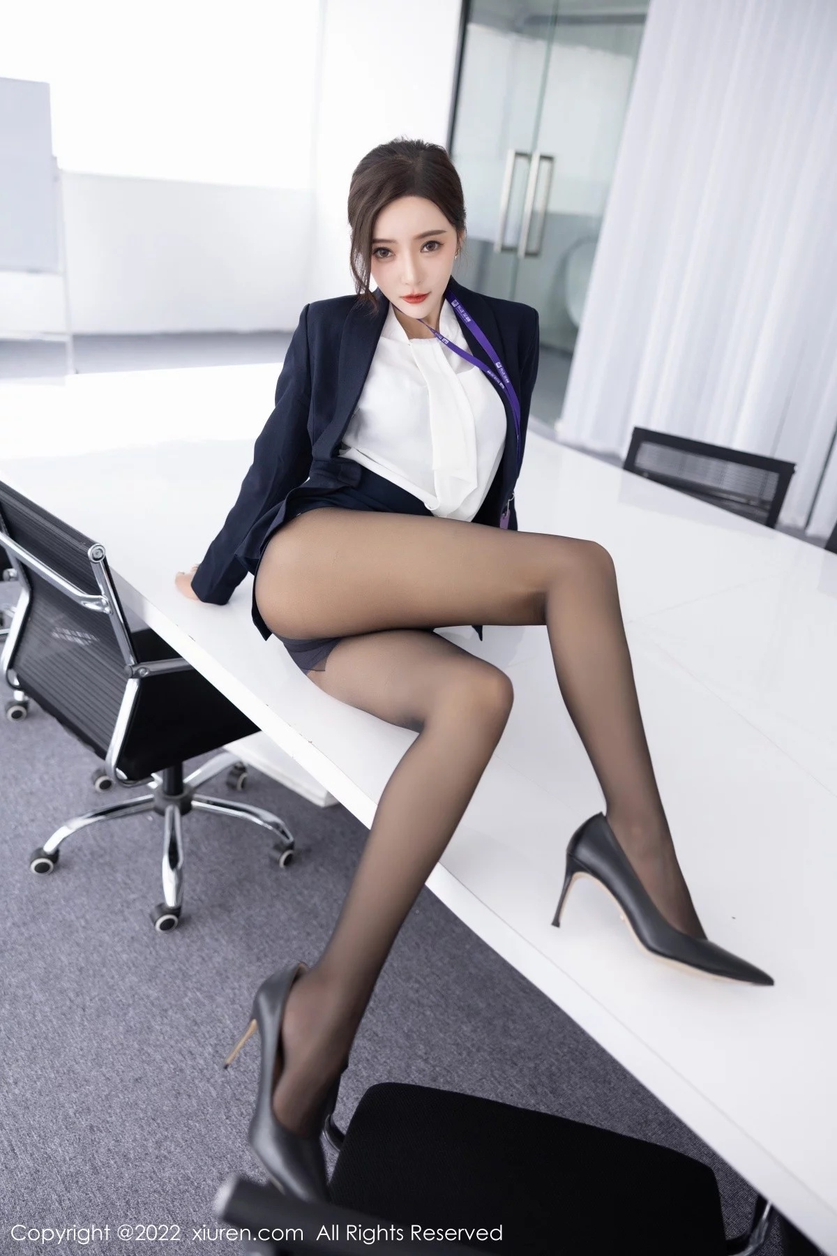 [[XiuRen秀人网]秀人网]No.5563_女神王馨瑶yanni脱OL职业装露性感灰色内衣配超薄黑丝诱惑写真80P