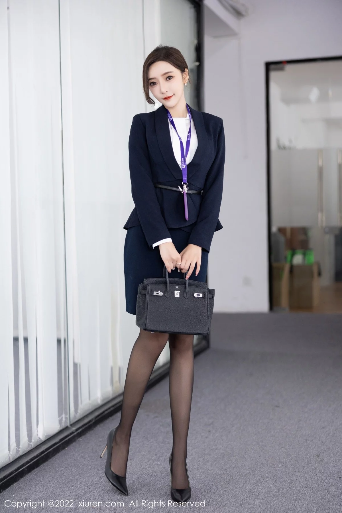 [[XiuRen秀人网]秀人网]No.5563_女神王馨瑶yanni脱OL职业装露性感灰色内衣配超薄黑丝诱惑写真80P