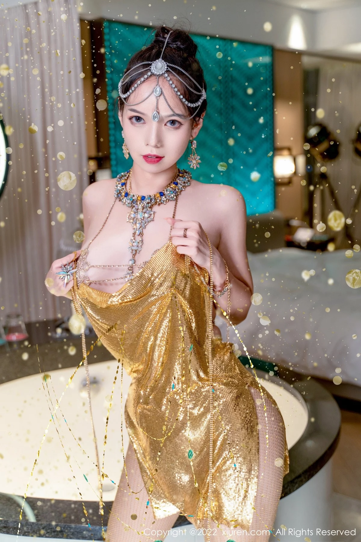 [[XiuRen秀人网]秀人网]No.5559_模特大美妞儿黄金甲主题性感情趣吊带真空秀豪乳翘臀诱惑写真62P