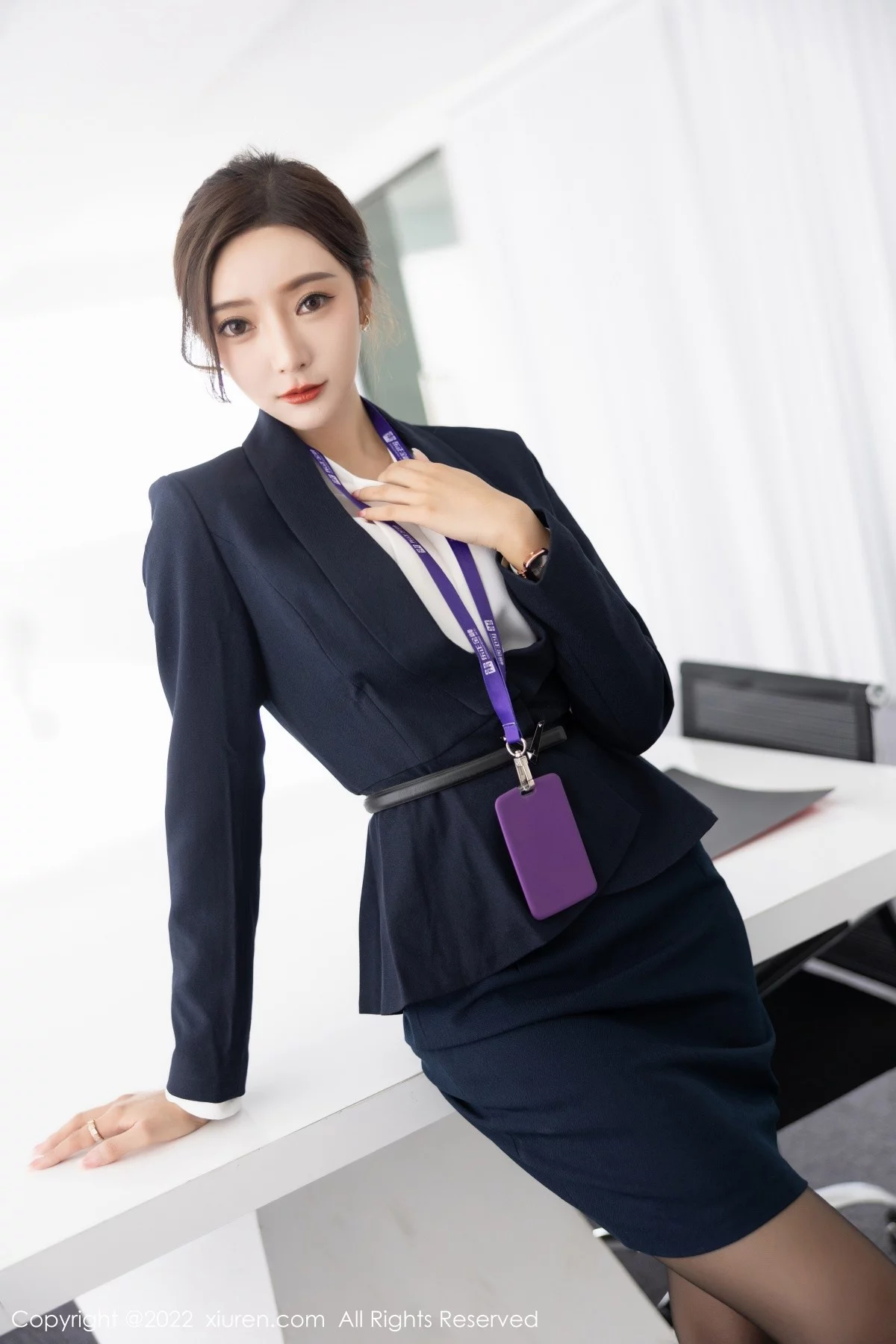 [[XiuRen秀人网]秀人网]No.5563_女神王馨瑶yanni脱OL职业装露性感灰色内衣配超薄黑丝诱惑写真80P