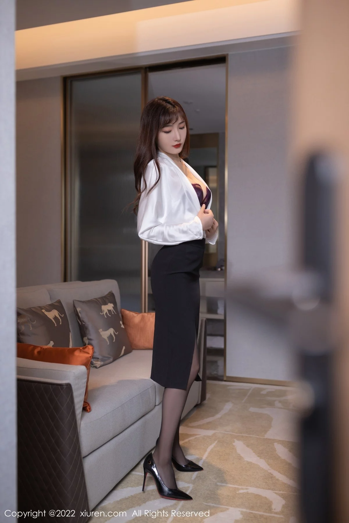 [[XiuRen秀人网]秀人网]No.5564_模特陆萱萱性感白T配短裙半脱露紫色蕾丝内衣超薄黑丝诱惑写真80P