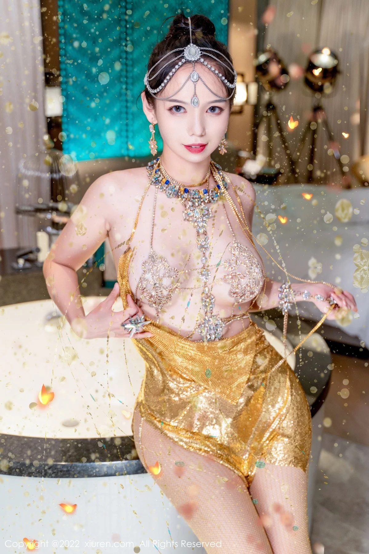 [[XiuRen秀人网]秀人网]No.5559_模特大美妞儿黄金甲主题性感情趣吊带真空秀豪乳翘臀诱惑写真62P