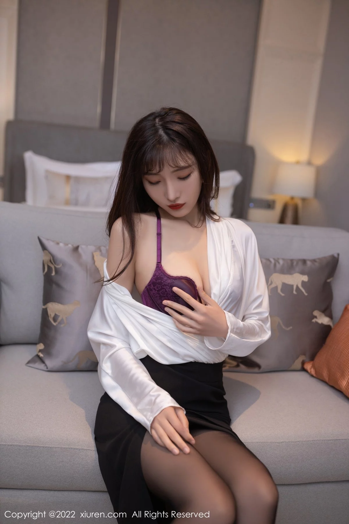 [[XiuRen秀人网]秀人网]No.5564_模特陆萱萱性感白T配短裙半脱露紫色蕾丝内衣超薄黑丝诱惑写真80P