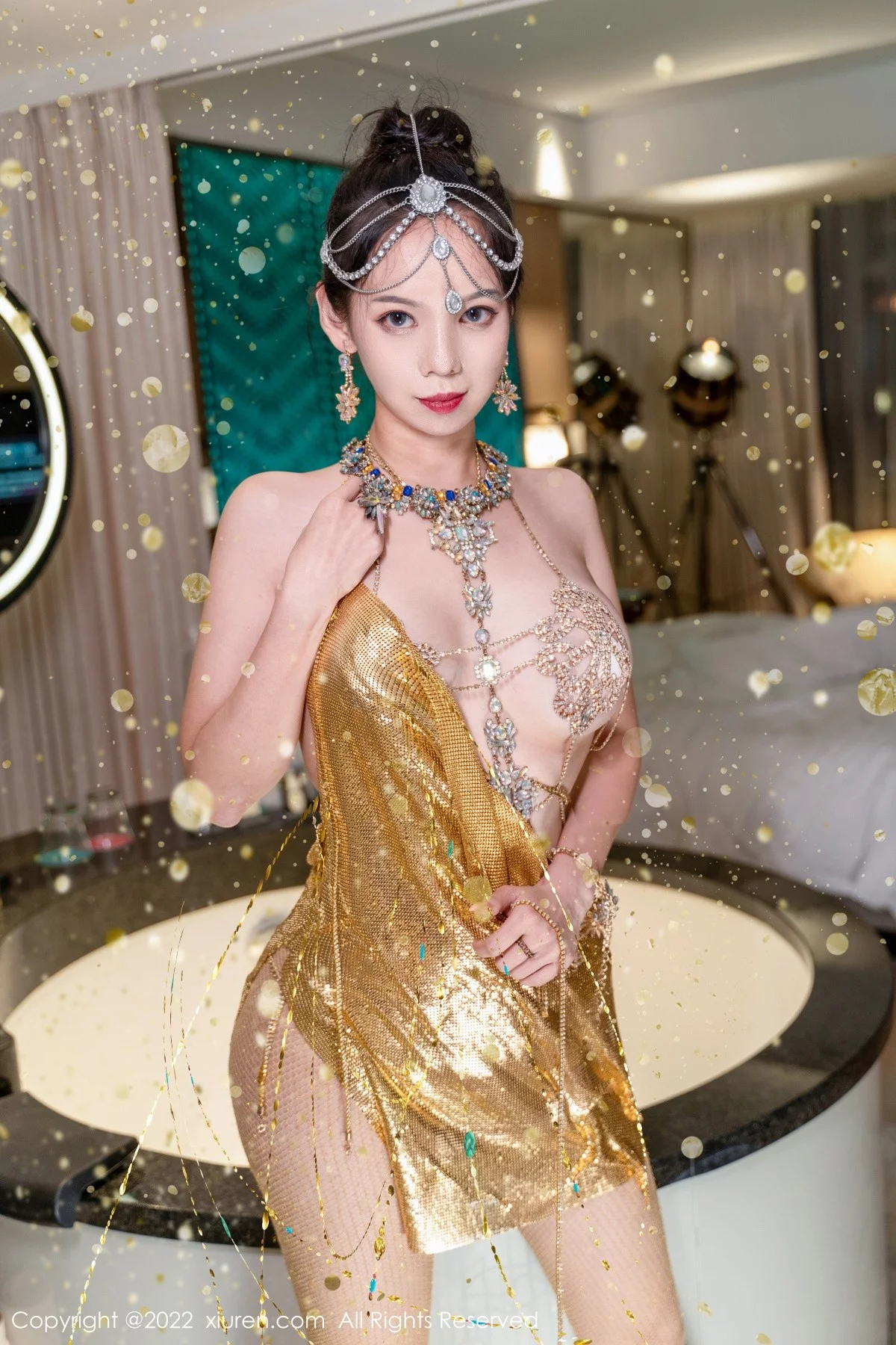 [[XiuRen秀人网]秀人网]No.5559_模特大美妞儿黄金甲主题性感情趣吊带真空秀豪乳翘臀诱惑写真62P