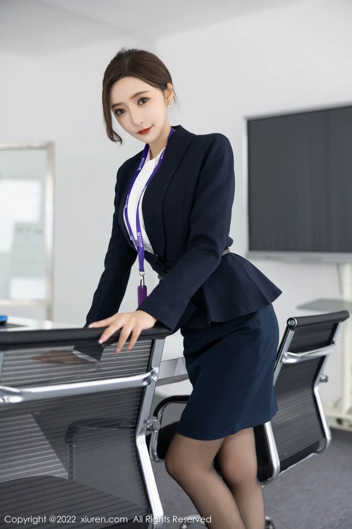 [[XiuRen秀人网]秀人网]No.5563_女神王馨瑶yanni脱OL职业装露性感灰色内衣配超薄黑丝诱惑写真80P