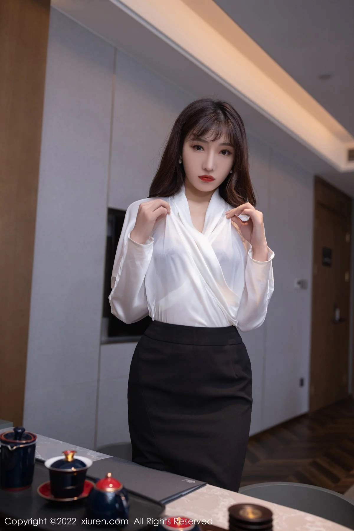 [[XiuRen秀人网]秀人网]No.5564_模特陆萱萱性感白T配短裙半脱露紫色蕾丝内衣超薄黑丝诱惑写真80P