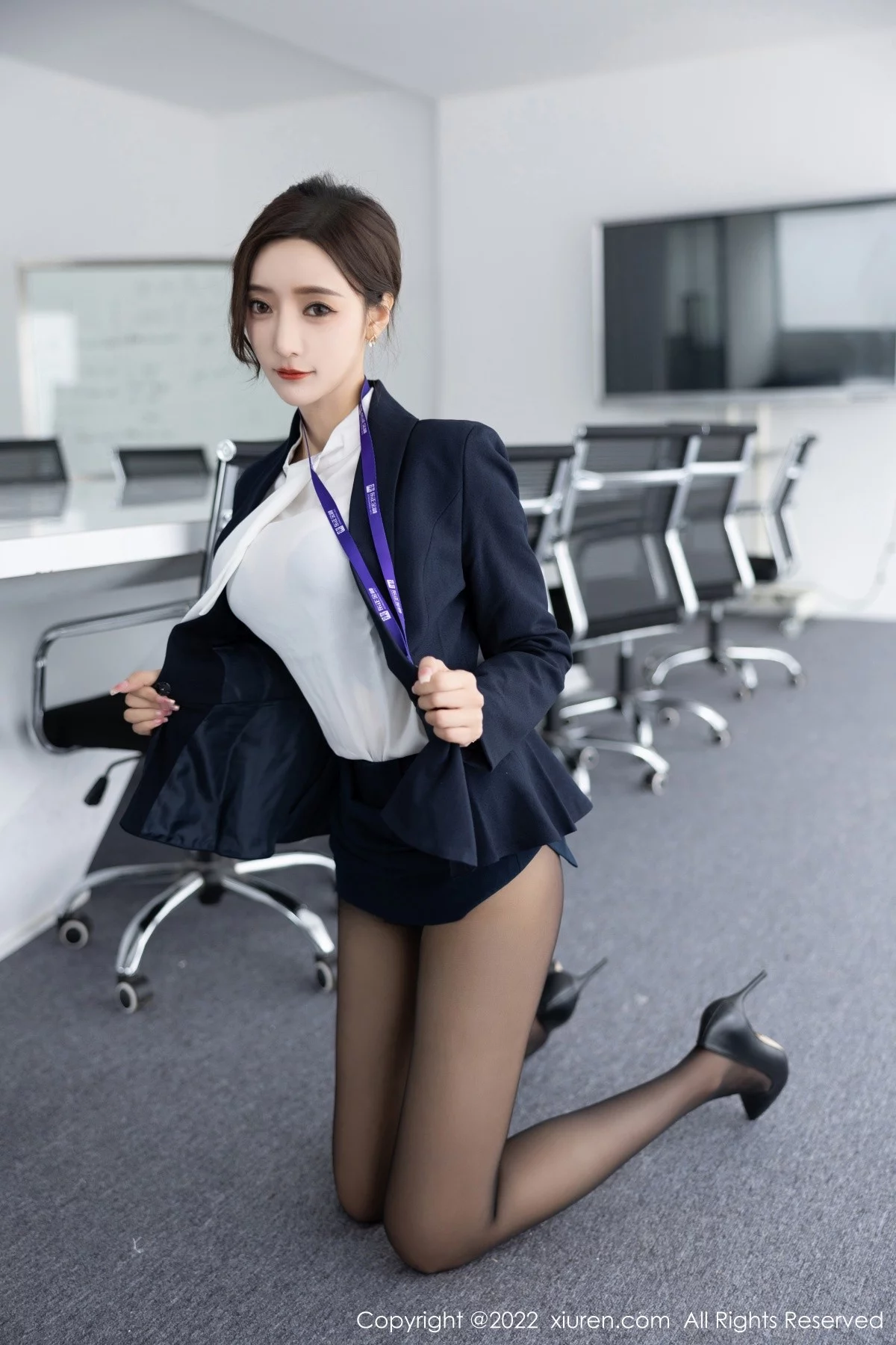 [[XiuRen秀人网]秀人网]No.5563_女神王馨瑶yanni脱OL职业装露性感灰色内衣配超薄黑丝诱惑写真80P