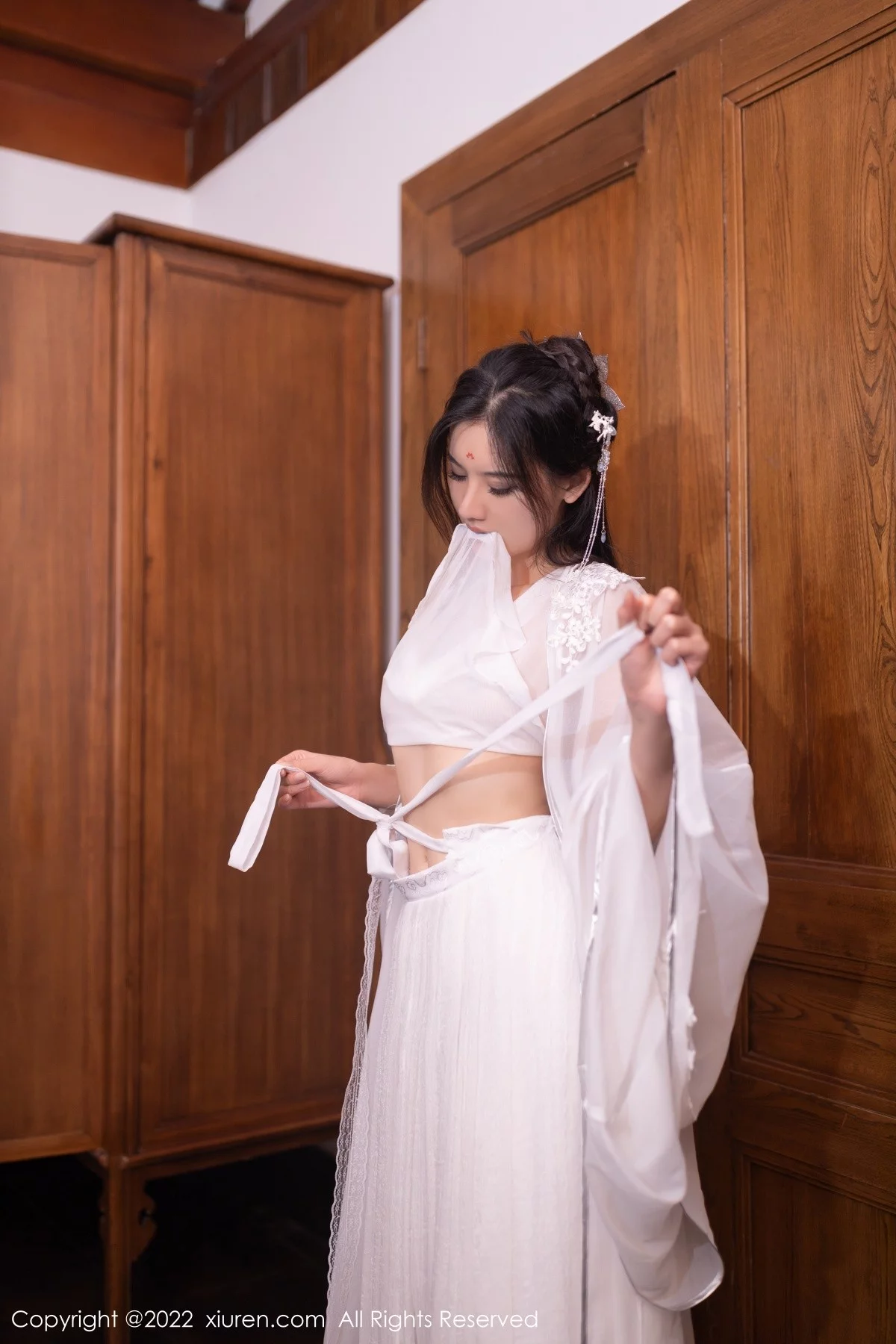 [[XiuRen秀人网]秀人网]No.5573_模特就是阿朱啊嫦娥装扮中秋主题白色服饰秀曼妙身姿诱惑写真85P