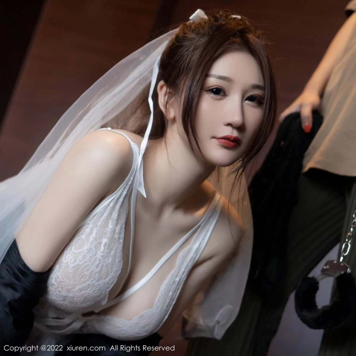 [[XiuRen秀人网]秀人网]No.5565_模特顾乔楠Cora白色轻透薄纱公主裙配蕾丝吊袜极致诱惑写真78P