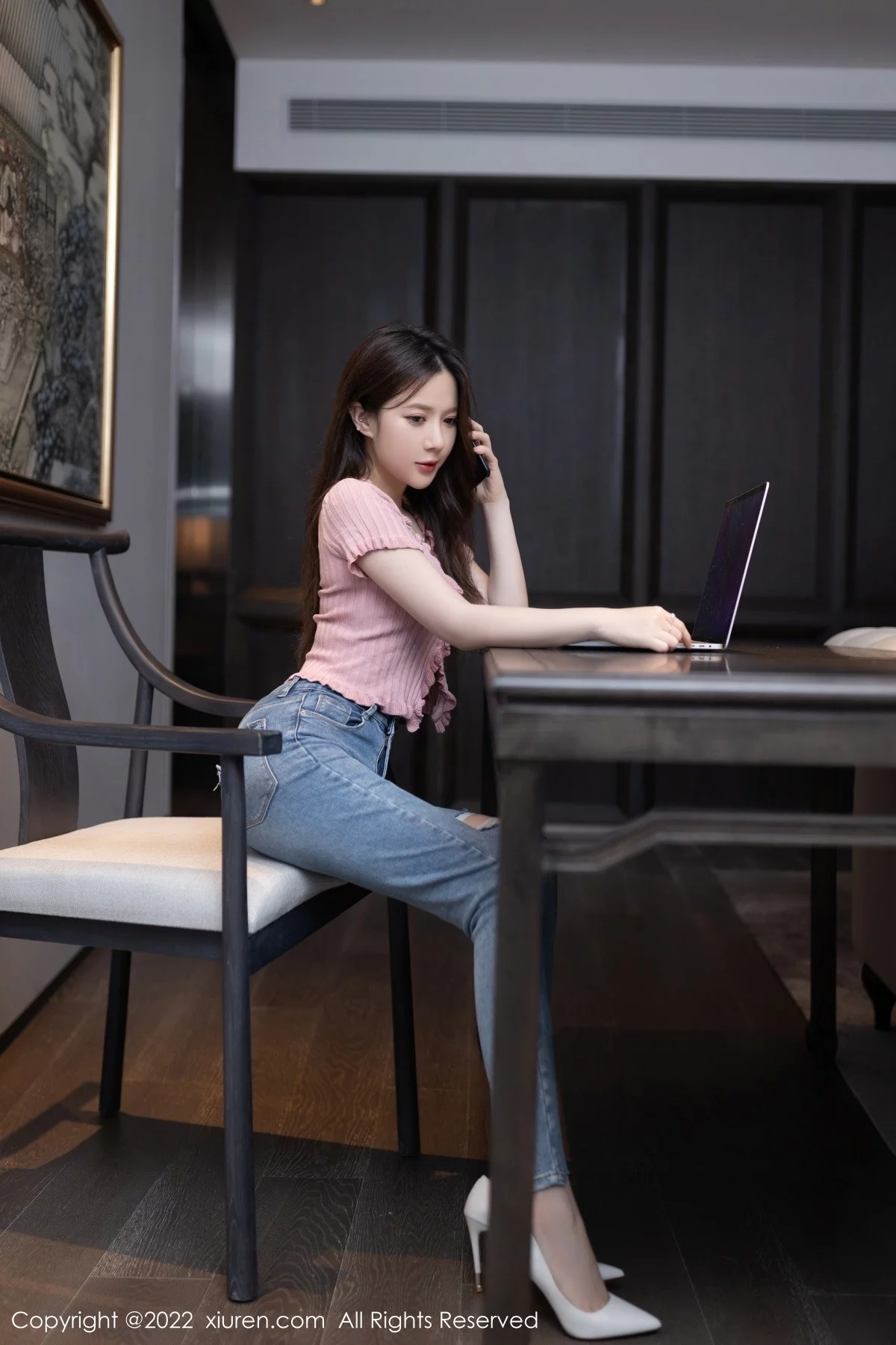 [[XiuRen秀人网]秀人网]No.5570_模特鱼子酱Fish云南旅拍粉色上衣配牛仔裤秀完美身材诱惑写真80P