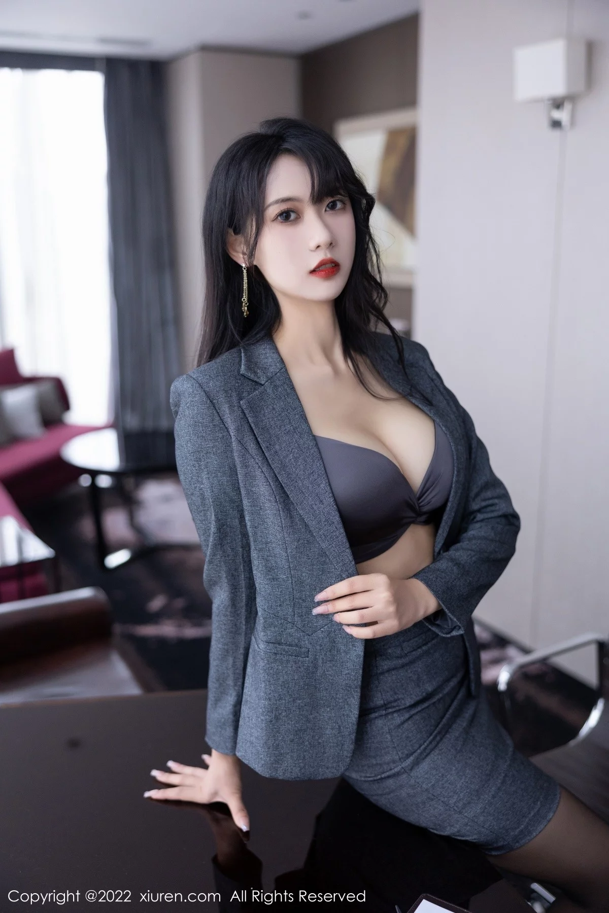 [[XiuRen秀人网]秀人网]No.5575_新人模特林子遥灰色Ol制服装露性感内衣超薄黑丝撩人诱惑写真86P