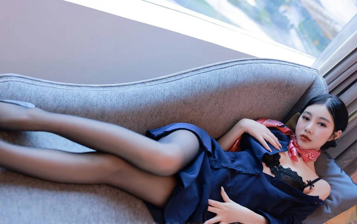 [[XiuRen秀人网]秀人网]No.5579_模特谢晚晚澳门旅拍深蓝色空姐制服半脱露蕾丝内衣诱惑写真61P