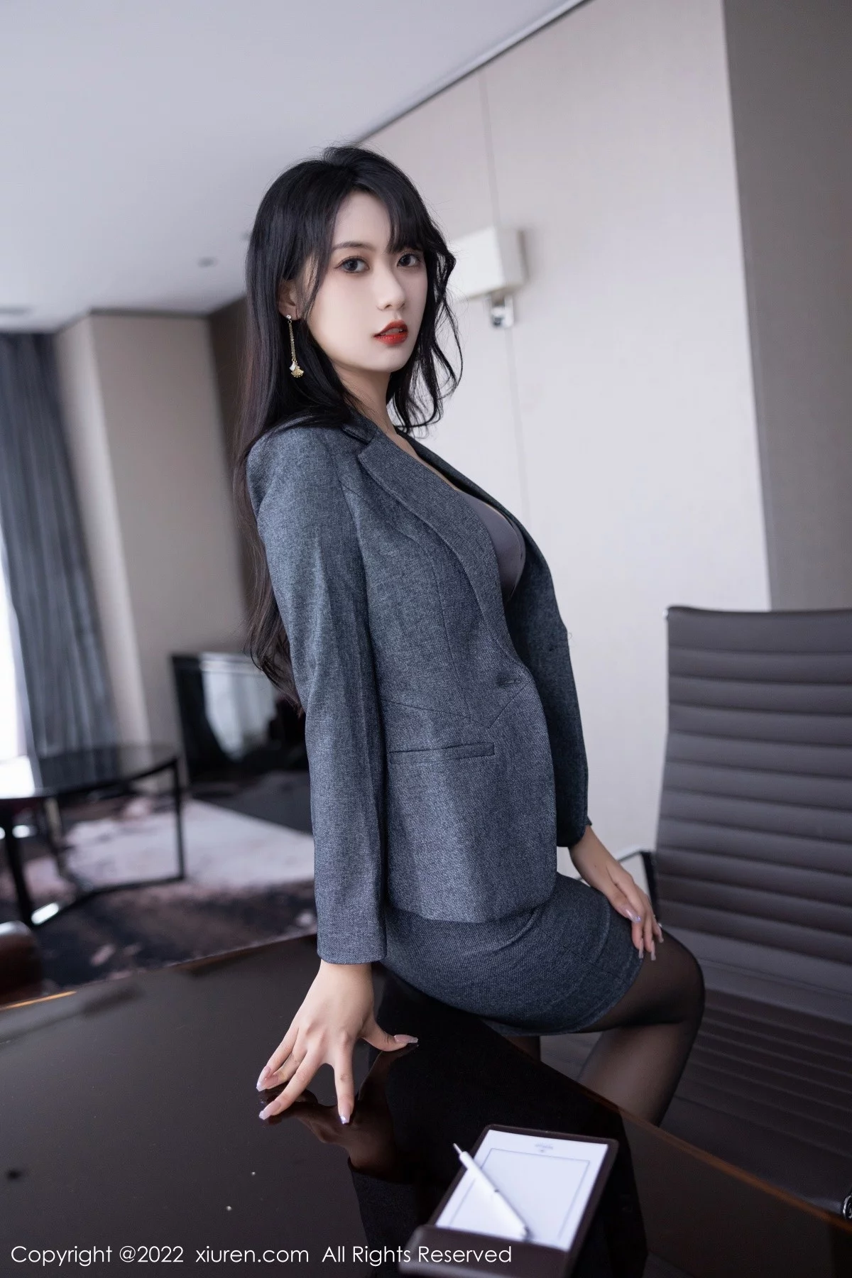 [[XiuRen秀人网]秀人网]No.5575_新人模特林子遥灰色Ol制服装露性感内衣超薄黑丝撩人诱惑写真86P