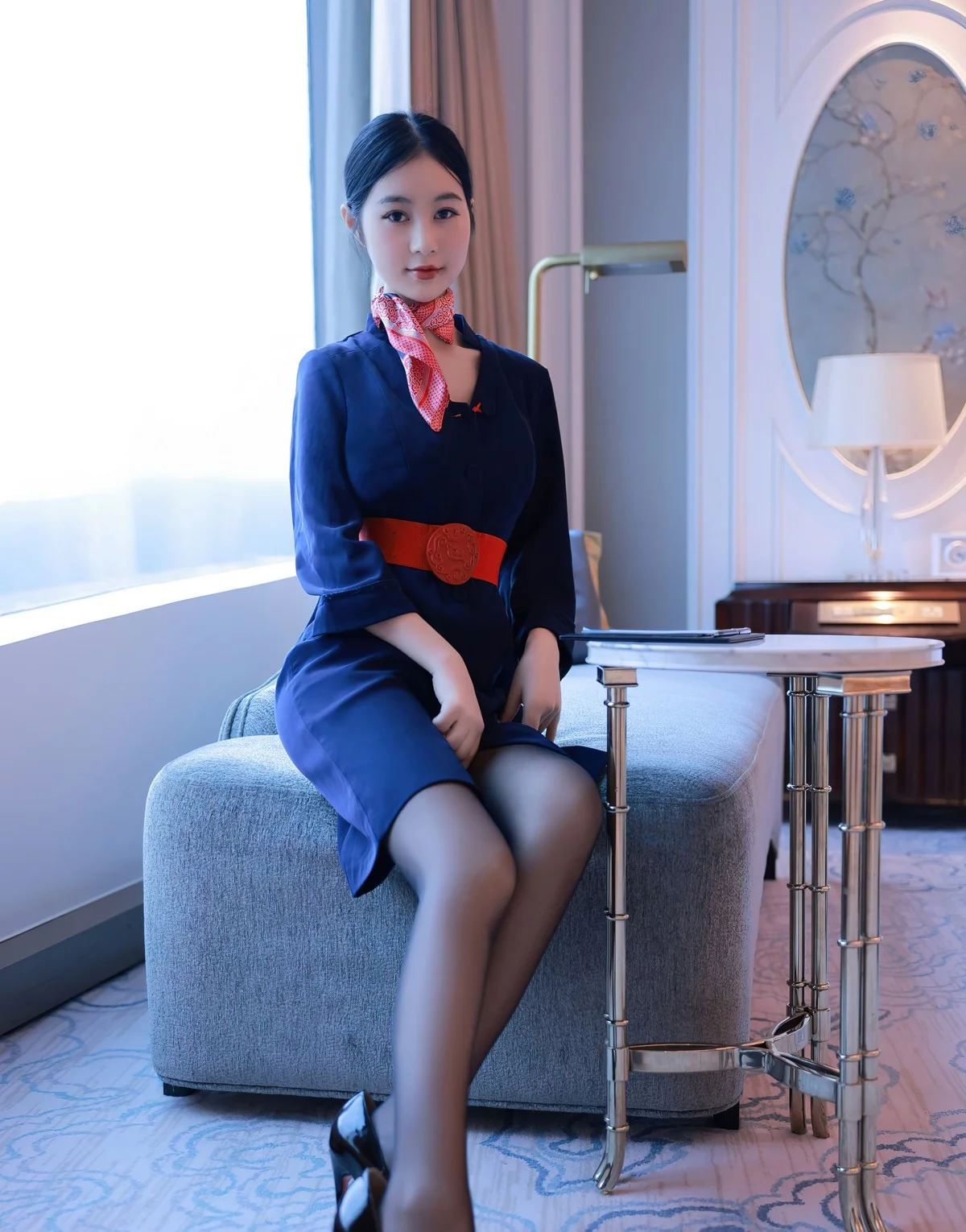 [[XiuRen秀人网]秀人网]No.5579_模特谢晚晚澳门旅拍深蓝色空姐制服半脱露蕾丝内衣诱惑写真61P