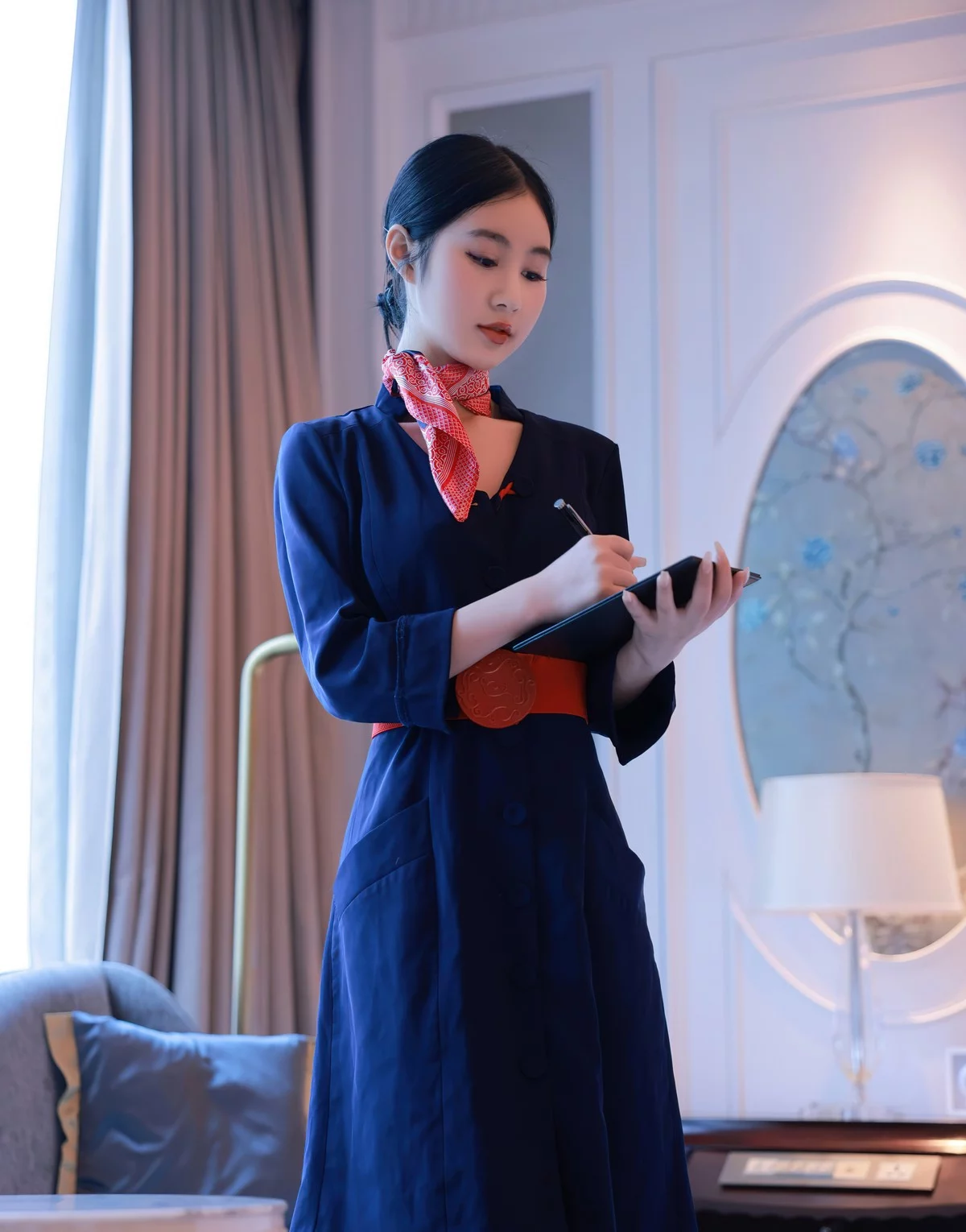 [[XiuRen秀人网]秀人网]No.5579_模特谢晚晚澳门旅拍深蓝色空姐制服半脱露蕾丝内衣诱惑写真61P