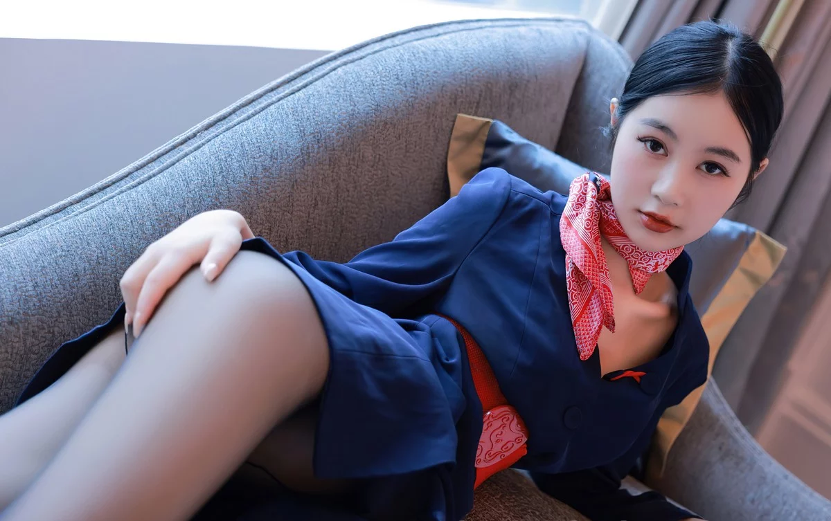 [[XiuRen秀人网]秀人网]No.5579_模特谢晚晚澳门旅拍深蓝色空姐制服半脱露蕾丝内衣诱惑写真61P