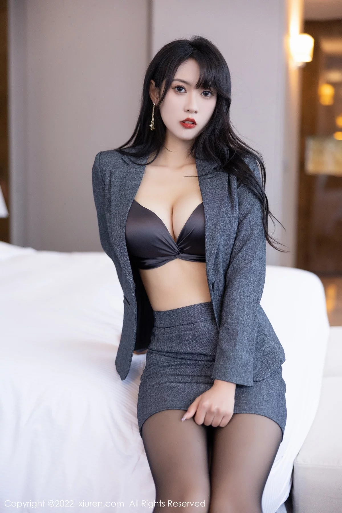 [[XiuRen秀人网]秀人网]No.5575_新人模特林子遥灰色Ol制服装露性感内衣超薄黑丝撩人诱惑写真86P