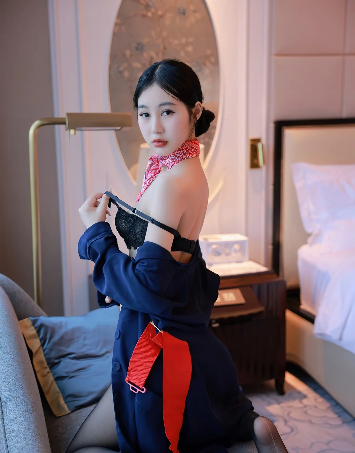 [[XiuRen秀人网]秀人网]No.5579_模特谢晚晚澳门旅拍深蓝色空姐制服半脱露蕾丝内衣诱惑写真61P