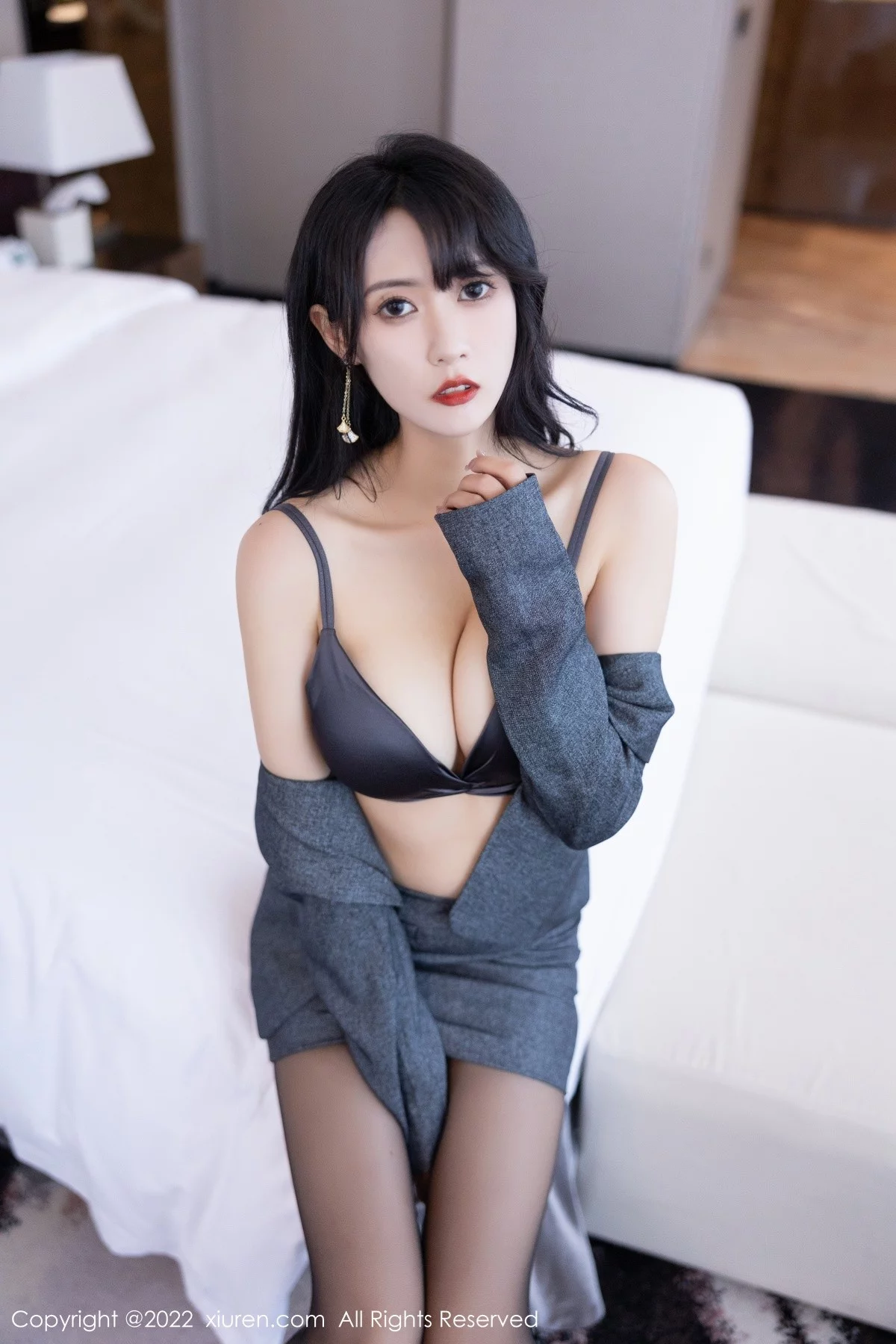 [[XiuRen秀人网]秀人网]No.5575_新人模特林子遥灰色Ol制服装露性感内衣超薄黑丝撩人诱惑写真86P