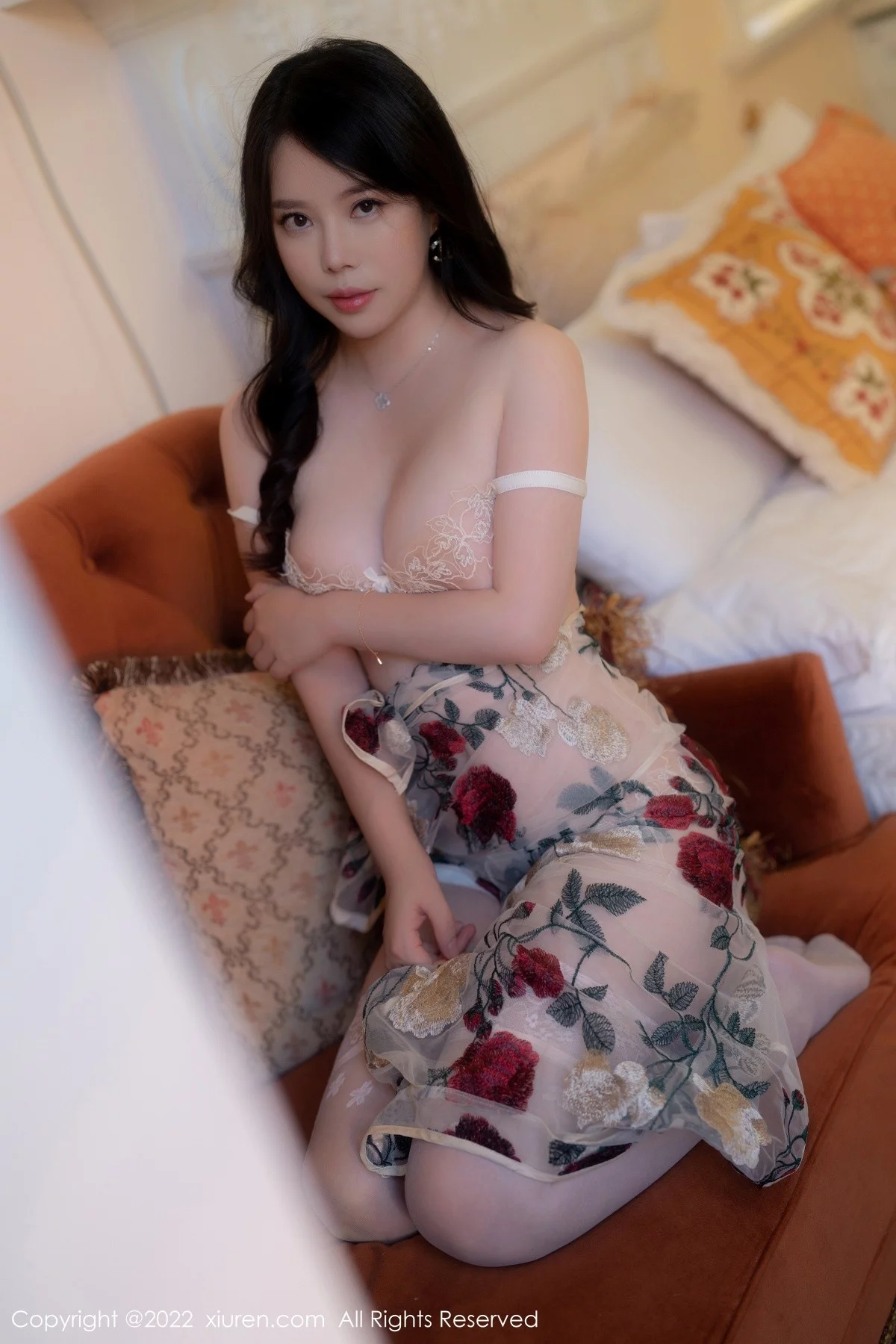 [[XiuRen秀人网]秀人网]No.5577_模特白茹雪私房浅色薄纱旗袍配原色丝袜秀惹火身材诱惑写真56P