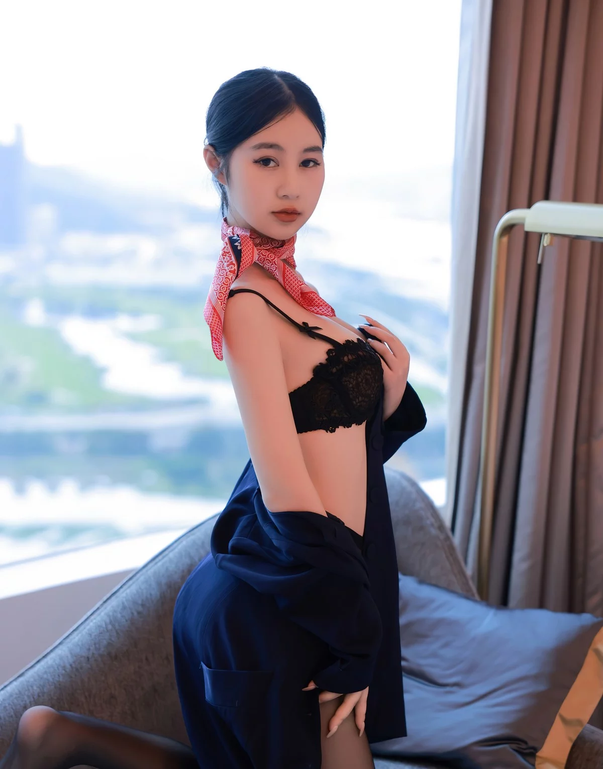 [[XiuRen秀人网]秀人网]No.5579_模特谢晚晚澳门旅拍深蓝色空姐制服半脱露蕾丝内衣诱惑写真61P