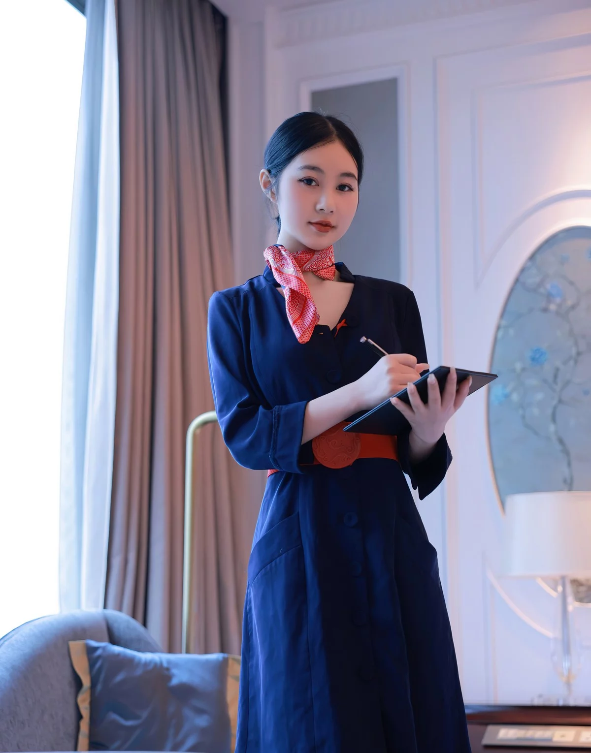 [[XiuRen秀人网]秀人网]No.5579_模特谢晚晚澳门旅拍深蓝色空姐制服半脱露蕾丝内衣诱惑写真61P