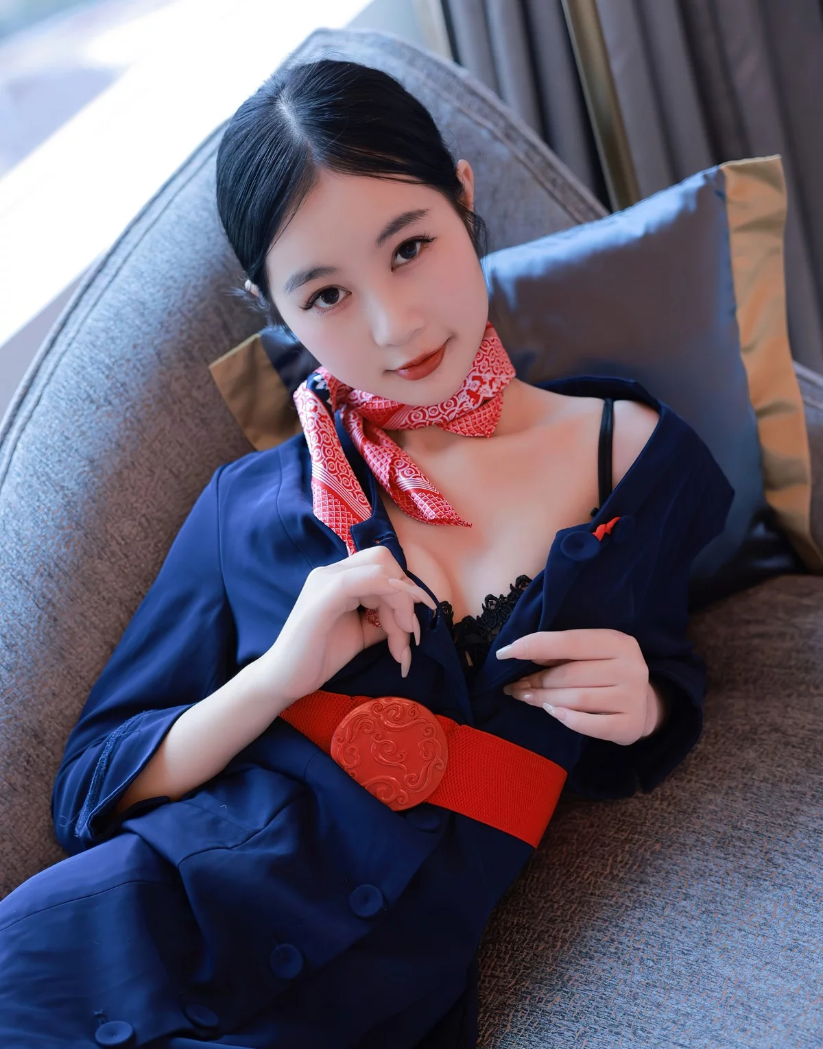 [[XiuRen秀人网]秀人网]No.5579_模特谢晚晚澳门旅拍深蓝色空姐制服半脱露蕾丝内衣诱惑写真61P