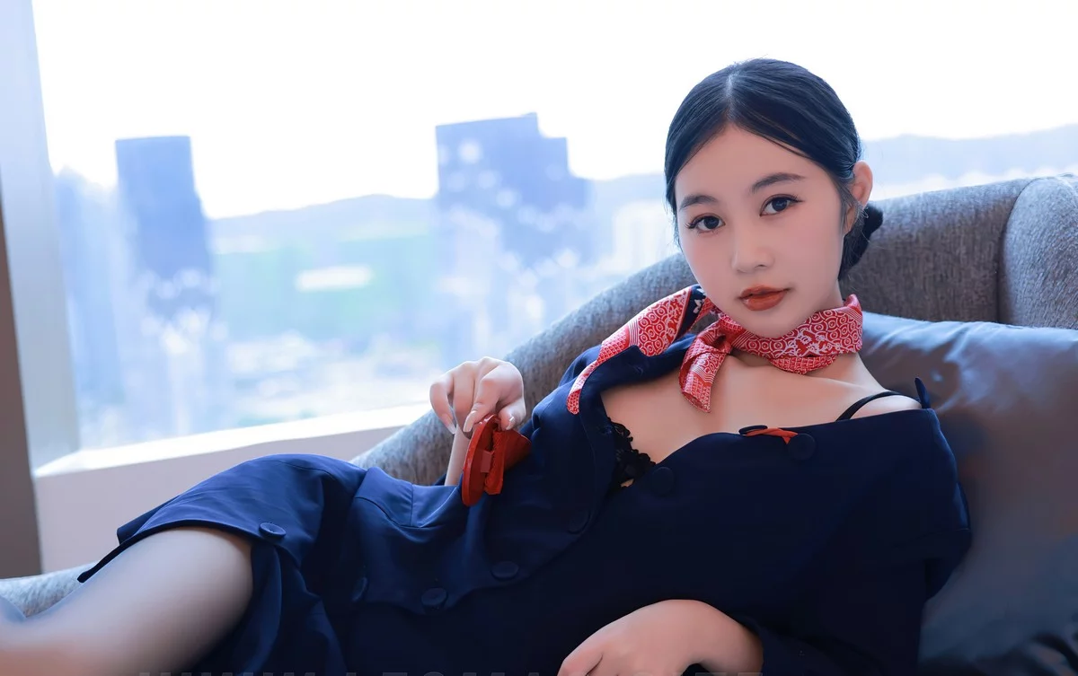 [[XiuRen秀人网]秀人网]No.5579_模特谢晚晚澳门旅拍深蓝色空姐制服半脱露蕾丝内衣诱惑写真61P