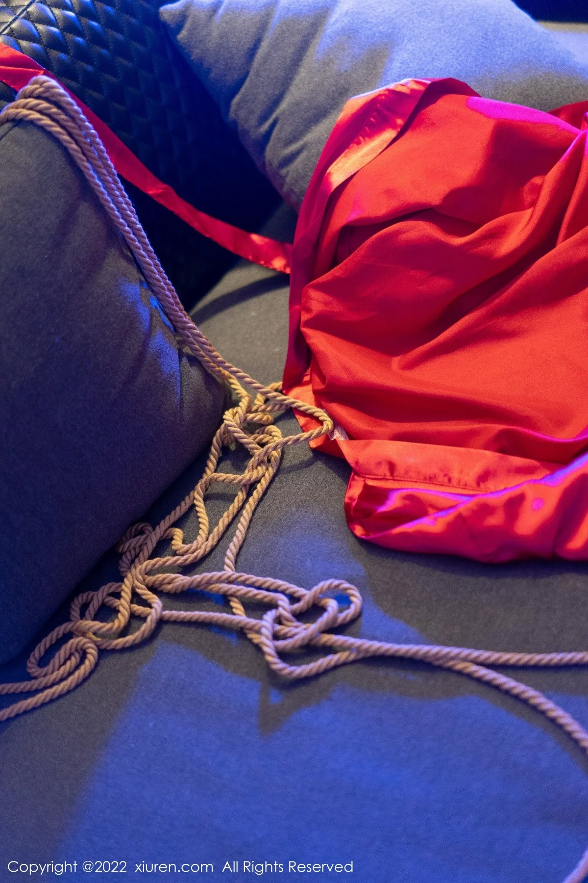 [[XiuRen秀人网]秀人网]No.5586_模特laura阿姣性感红色睡裙露黑色情趣内衣配蕾丝吊袜诱惑写真76P