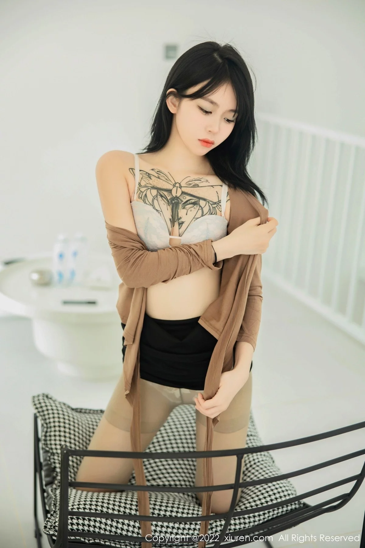 [[XiuRen秀人网]秀人网]No.5587_模特奶瓶大理旅拍杏色衣配黑短裙露浅色内衣杏色丝袜诱惑写真100P