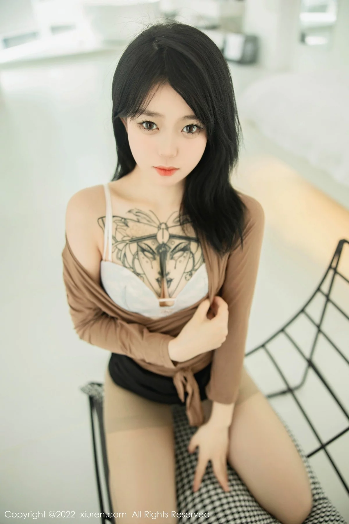 [[XiuRen秀人网]秀人网]No.5587_模特奶瓶大理旅拍杏色衣配黑短裙露浅色内衣杏色丝袜诱惑写真100P