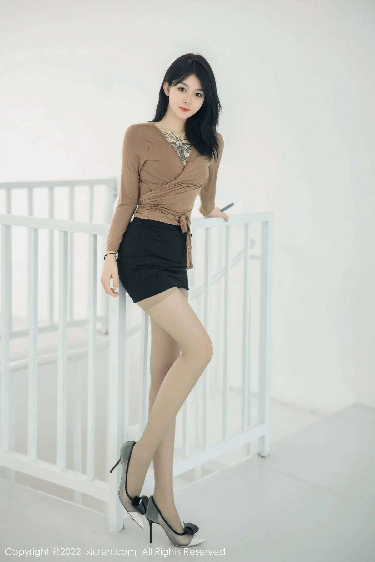 [[XiuRen秀人网]秀人网]No.5587_模特奶瓶大理旅拍杏色衣配黑短裙露浅色内衣杏色丝袜诱惑写真100P