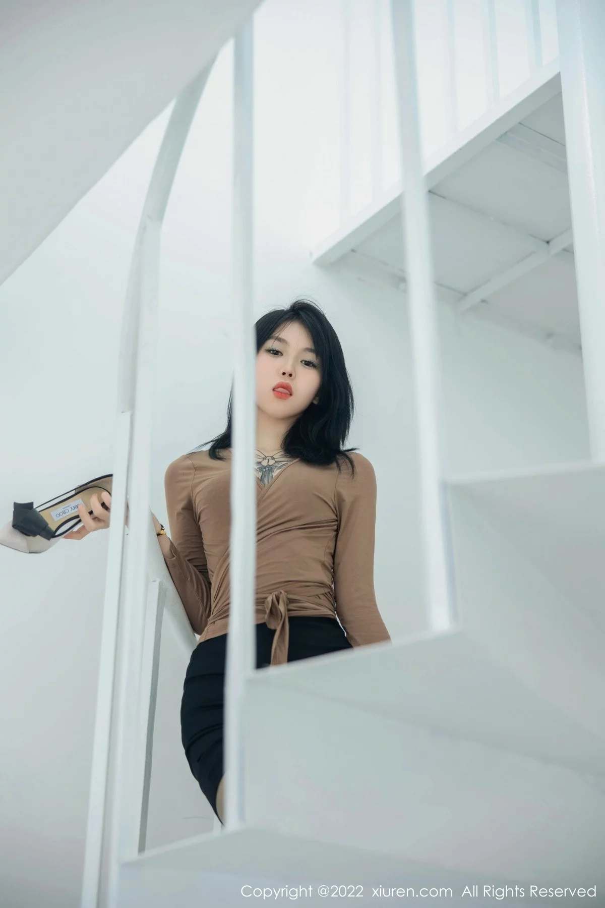 [[XiuRen秀人网]秀人网]No.5587_模特奶瓶大理旅拍杏色衣配黑短裙露浅色内衣杏色丝袜诱惑写真100P