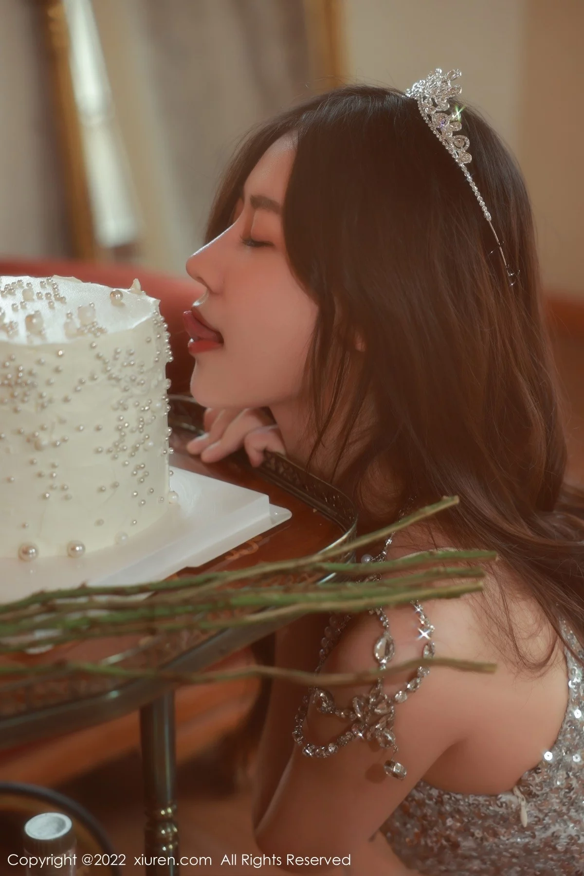 [[XiuRen秀人网]秀人网]No.5584_模特尹甜甜生日派对主题性感闪亮吊带连衣裙秀丰满身材诱惑写真63P