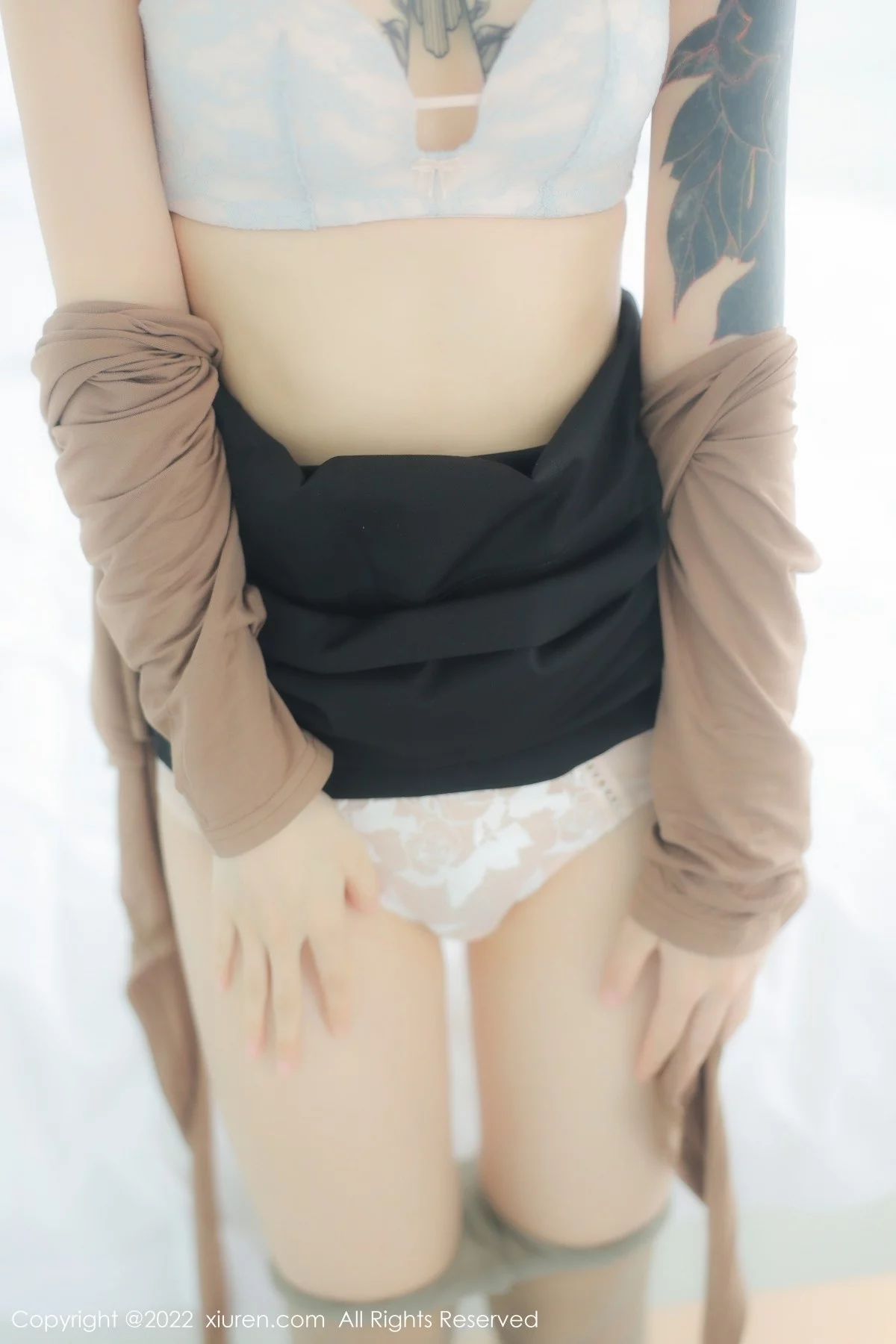 [[XiuRen秀人网]秀人网]No.5587_模特奶瓶大理旅拍杏色衣配黑短裙露浅色内衣杏色丝袜诱惑写真100P