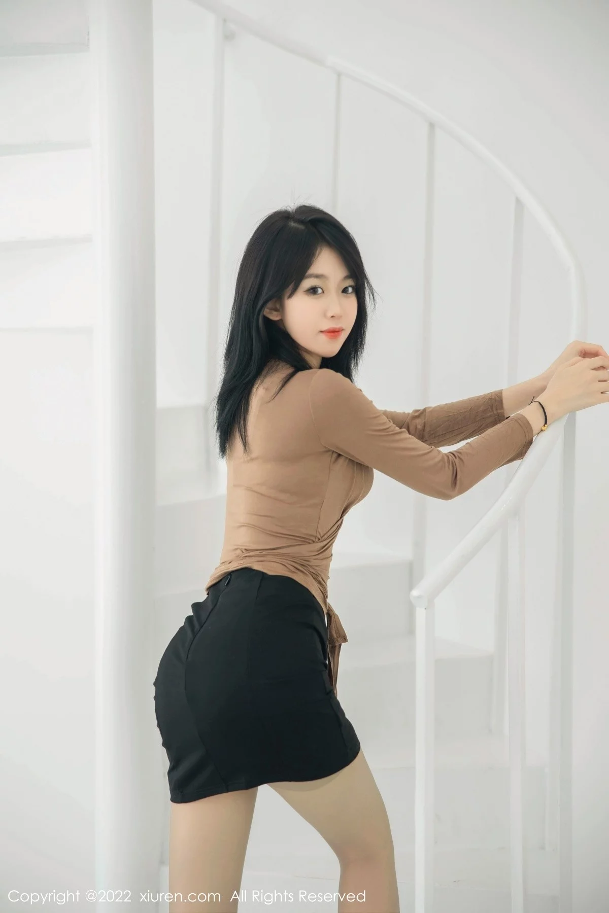 [[XiuRen秀人网]秀人网]No.5587_模特奶瓶大理旅拍杏色衣配黑短裙露浅色内衣杏色丝袜诱惑写真100P