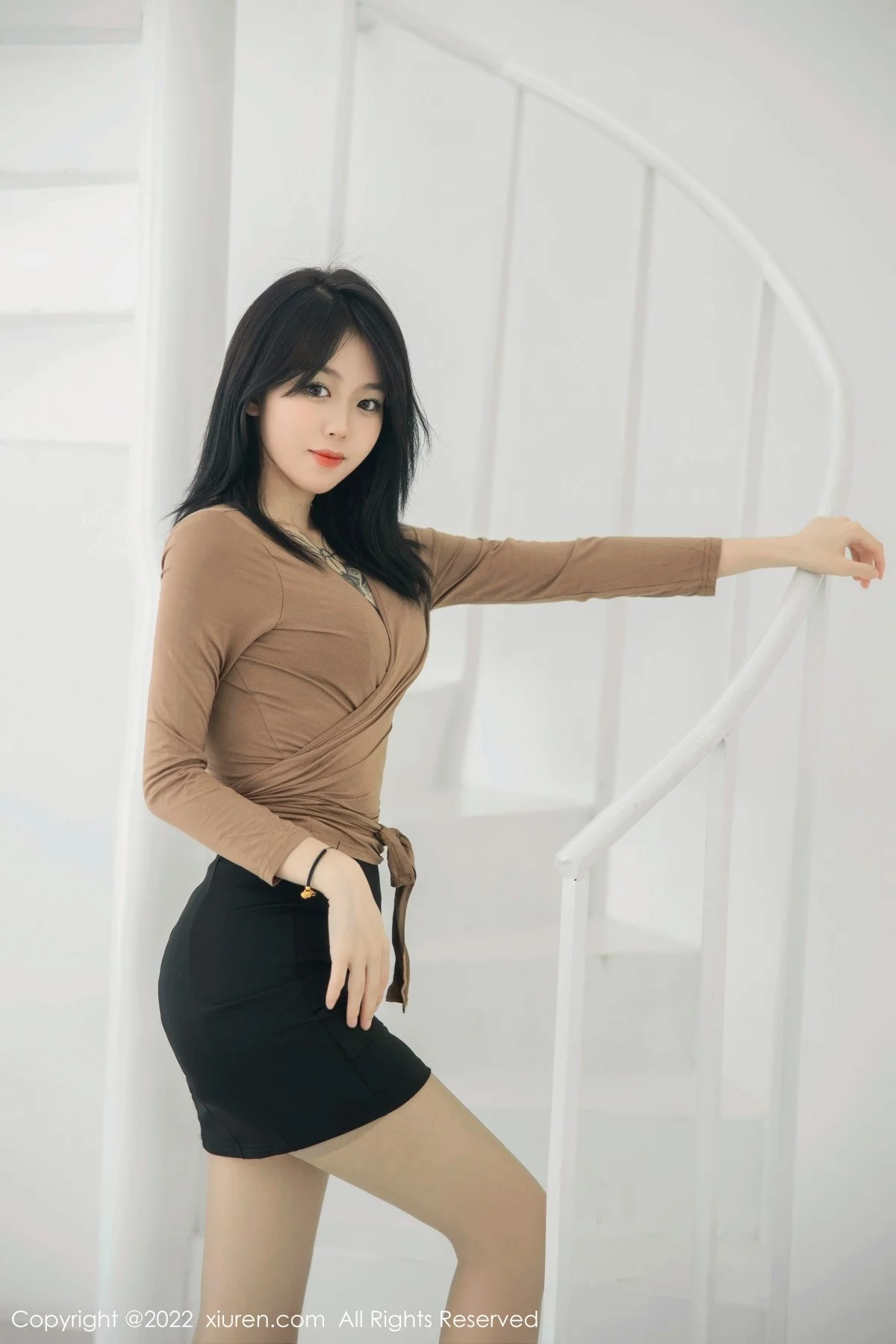 [[XiuRen秀人网]秀人网]No.5587_模特奶瓶大理旅拍杏色衣配黑短裙露浅色内衣杏色丝袜诱惑写真100P