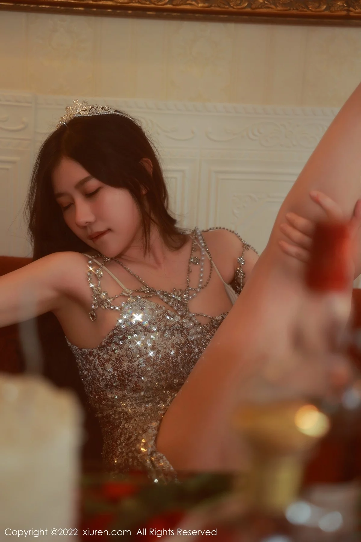 [[XiuRen秀人网]秀人网]No.5584_模特尹甜甜生日派对主题性感闪亮吊带连衣裙秀丰满身材诱惑写真63P