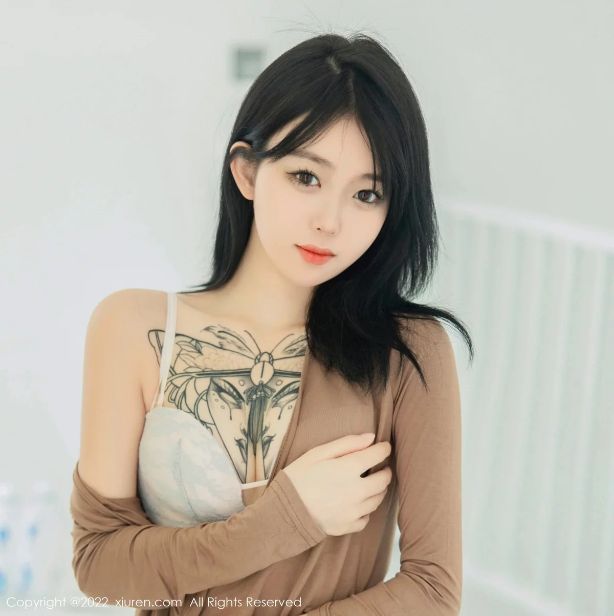 [[XiuRen秀人网]秀人网]No.5587_模特奶瓶大理旅拍杏色衣配黑短裙露浅色内衣杏色丝袜诱惑写真100P