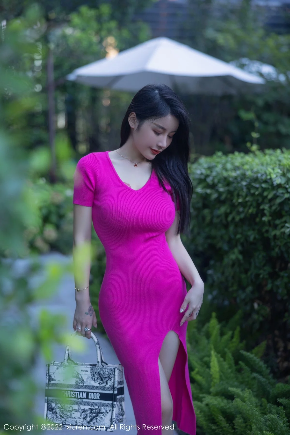 [[XiuRen秀人网]秀人网]No.5582_模特美七Mia西双版纳旅拍性感粉红连衣长裙秀惹火身材诱惑写真81P