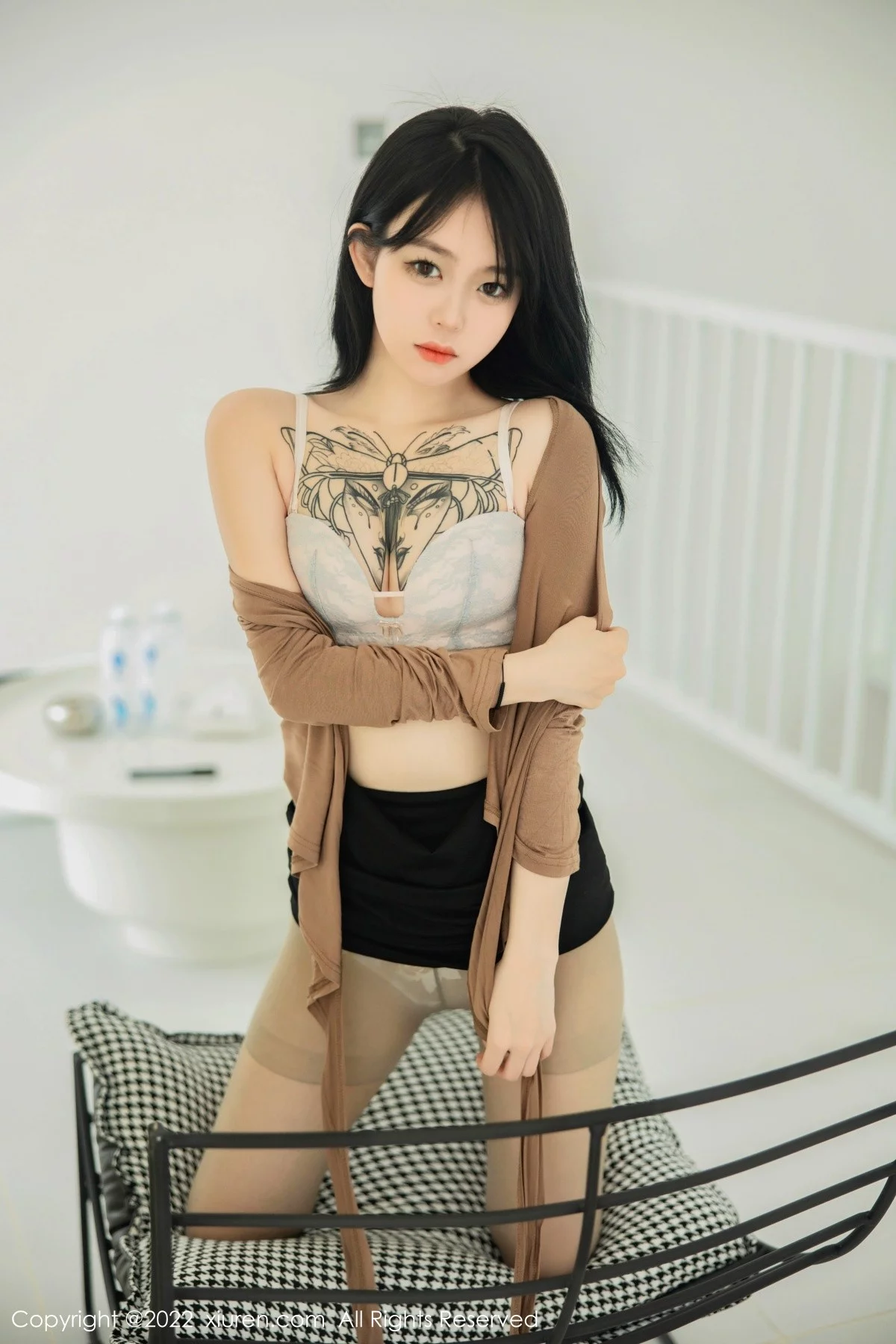 [[XiuRen秀人网]秀人网]No.5587_模特奶瓶大理旅拍杏色衣配黑短裙露浅色内衣杏色丝袜诱惑写真100P