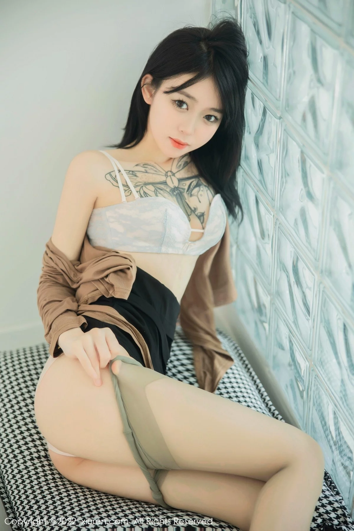 [[XiuRen秀人网]秀人网]No.5587_模特奶瓶大理旅拍杏色衣配黑短裙露浅色内衣杏色丝袜诱惑写真100P