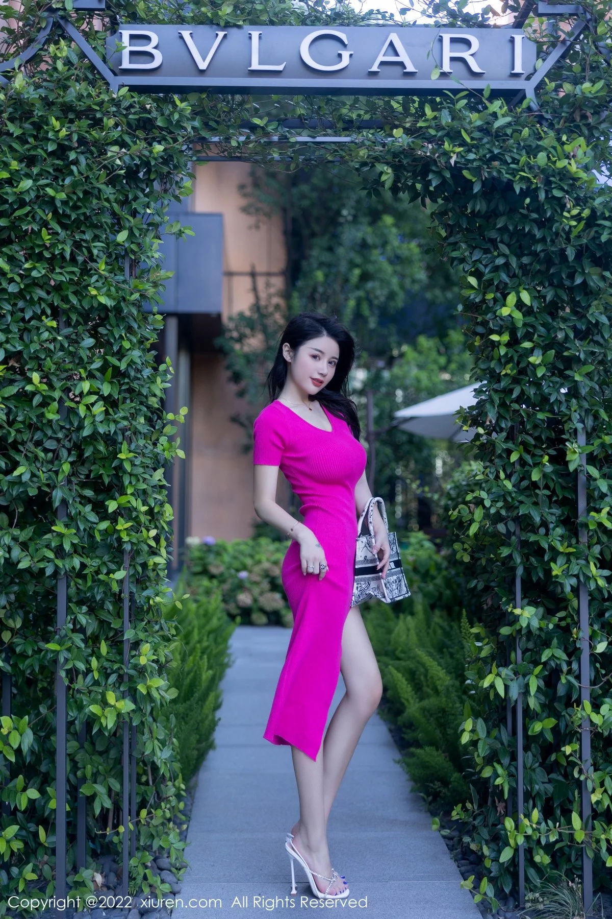 [[XiuRen秀人网]秀人网]No.5582_模特美七Mia西双版纳旅拍性感粉红连衣长裙秀惹火身材诱惑写真81P