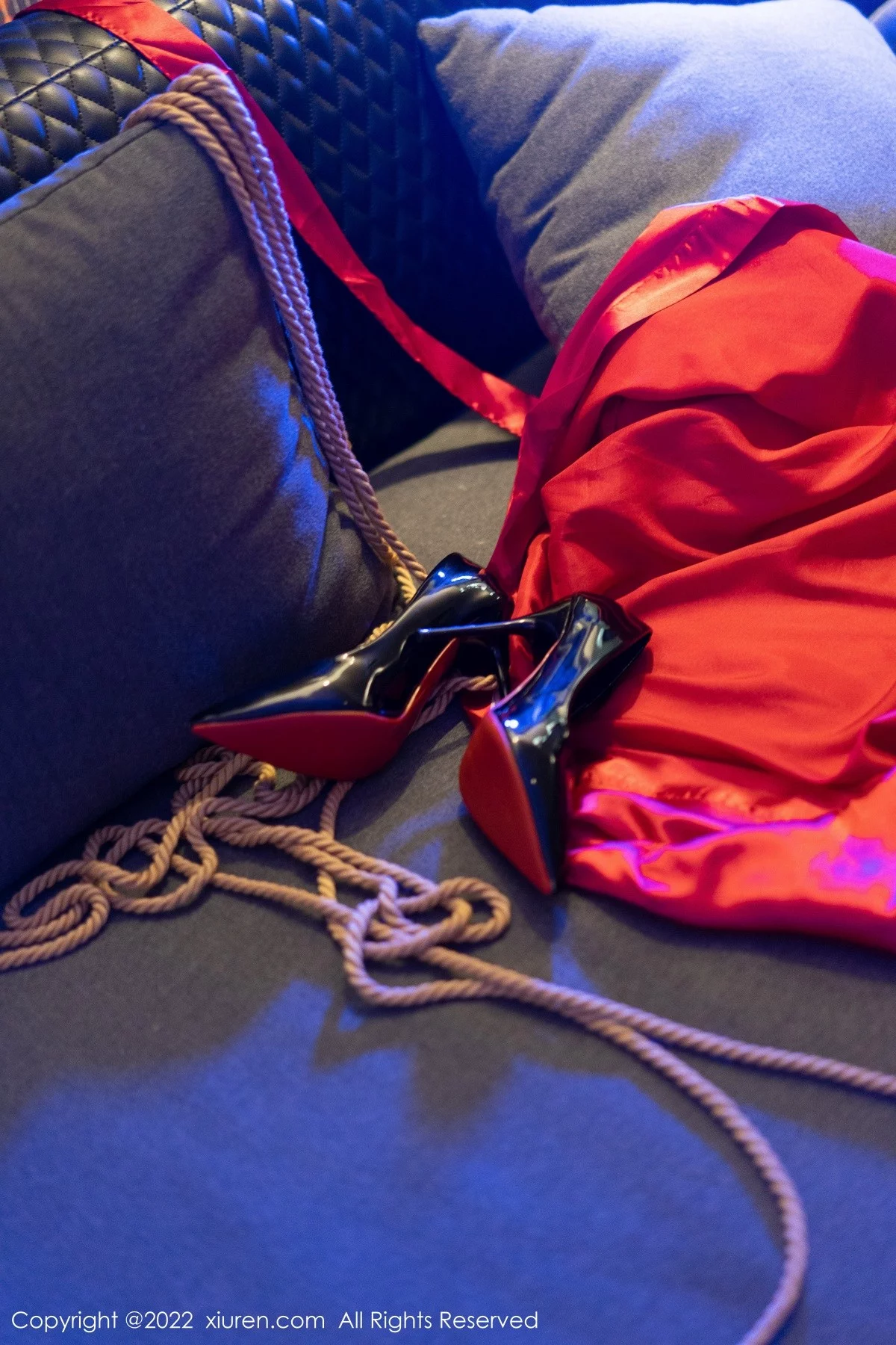 [[XiuRen秀人网]秀人网]No.5586_模特laura阿姣性感红色睡裙露黑色情趣内衣配蕾丝吊袜诱惑写真76P